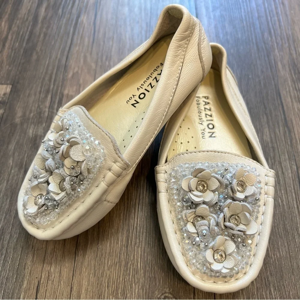 Pazzion Fabulously You Toddler White Molly Rhinestone Flowers Moccasins Size 3